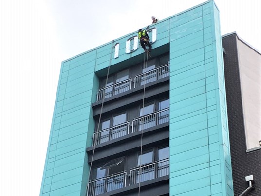 Abseil Rope Team Installation The 100 Apartments Signs Express Leicester