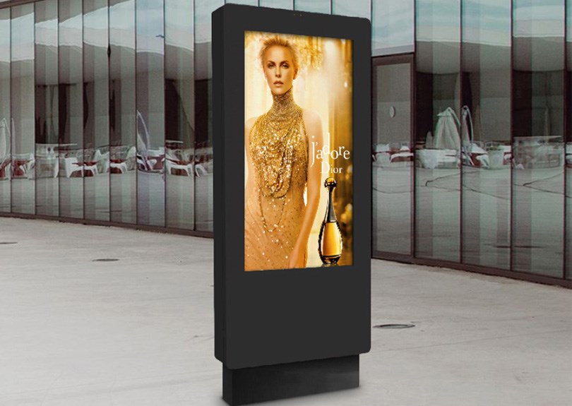 1 Freestanding Digital Screens 810X575