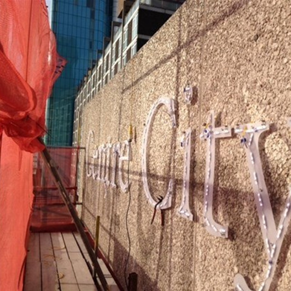204 958 Working At Height To Install Striking New Signage For Centre City (1)