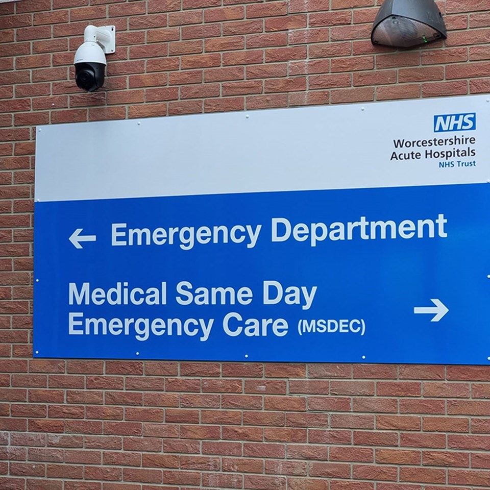 Outdoor Aluminium Composite Panel For Worcs Royal Hospital Signs Express Worcester